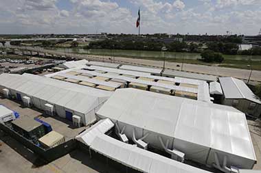 Migrants say they face danger before court in Texas tents